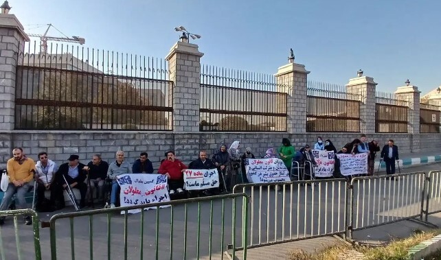 تجمع معلولان مقابل مجلس در اعتراض به لایحه بودجه تجمع معلولان مقابل مجلس در اعتراض به لایحه بودجه