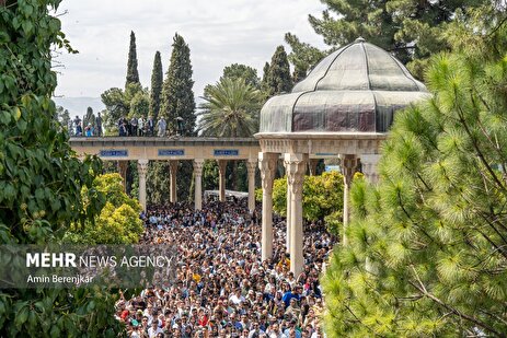 تحویل سال در آرامگاه حافظ