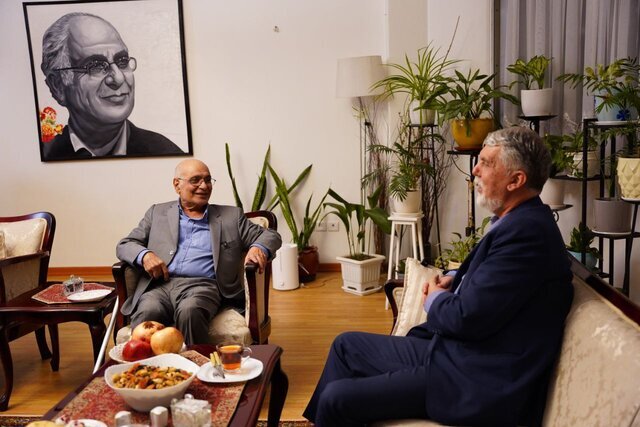 وزیر ارشاد در شب یلدا به دیدن هوشنگ مرادی‌کرمانی رفت +عکس