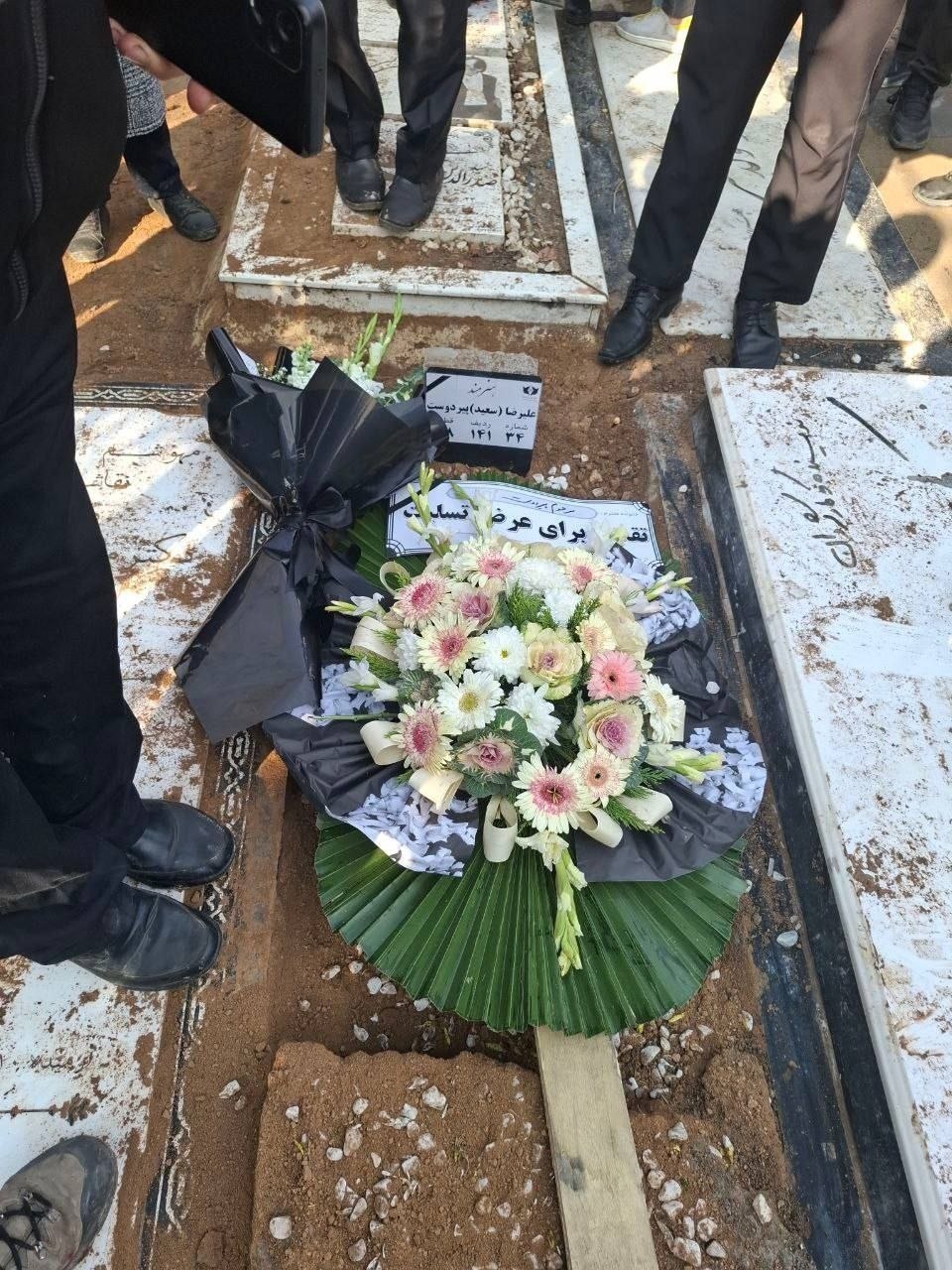 پیکر زنده‌یاد «سعید پیردوست» به خاک سپرده شد/ گلایه از مهران مدیری و سیامک انصاری