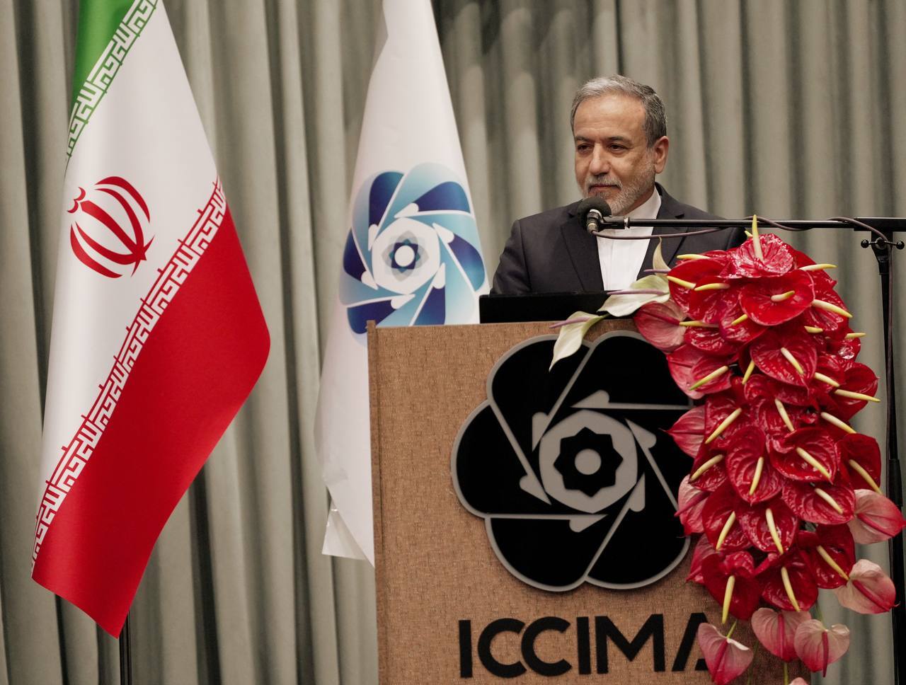 عراقچی: در جنگ ۱۲ روزه توانستیم کشور را حفظ کنیم/ تحریمها هزینههایی دارند، اما فرصتی نیز هستند عراقچی: در جنگ ۱۲ روزه توانستیم کشور را حفظ کنیم/ تحریمها هزینههایی دارند، اما فرصتی نیز هستند