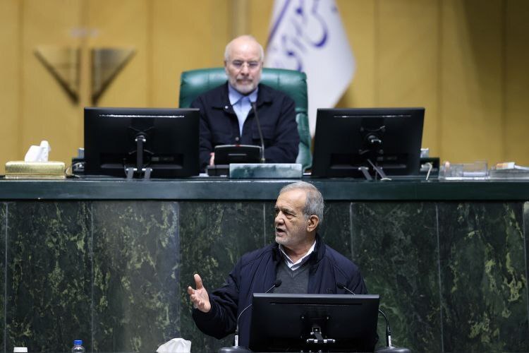 پزشکیان: می‌گویند حقوق را زیاد کنید، از کجا پول بیاوریم؟