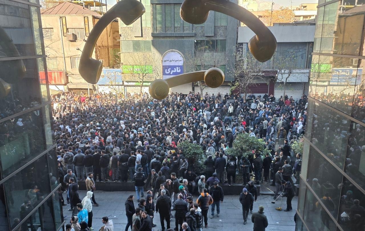 گزارش یک روزنامه از اعتراضات در بازار موبايل؛ «نمی‌توانیم بفروشیم»