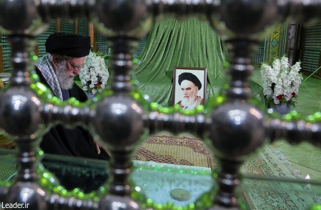 حضور رهبر انقلاب در حرم امام حضور رهبر انقلاب در حرم امام