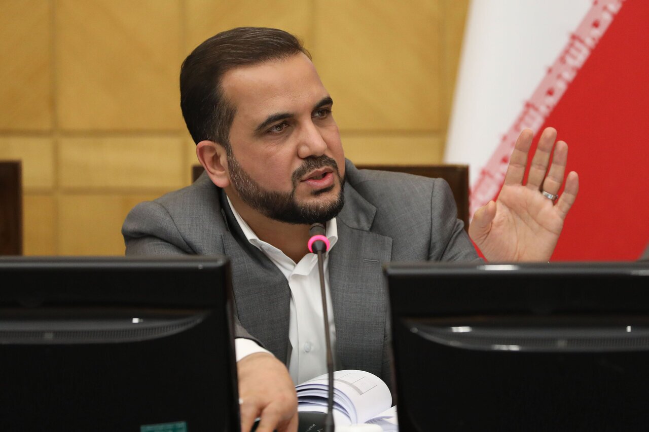 یک نماینده در پاسخ به سازمان برنامه و بودجه؛ افزایش پلکانی حقوق منتفی نشده/ می‌تواند موجب نگرانی مردم شود