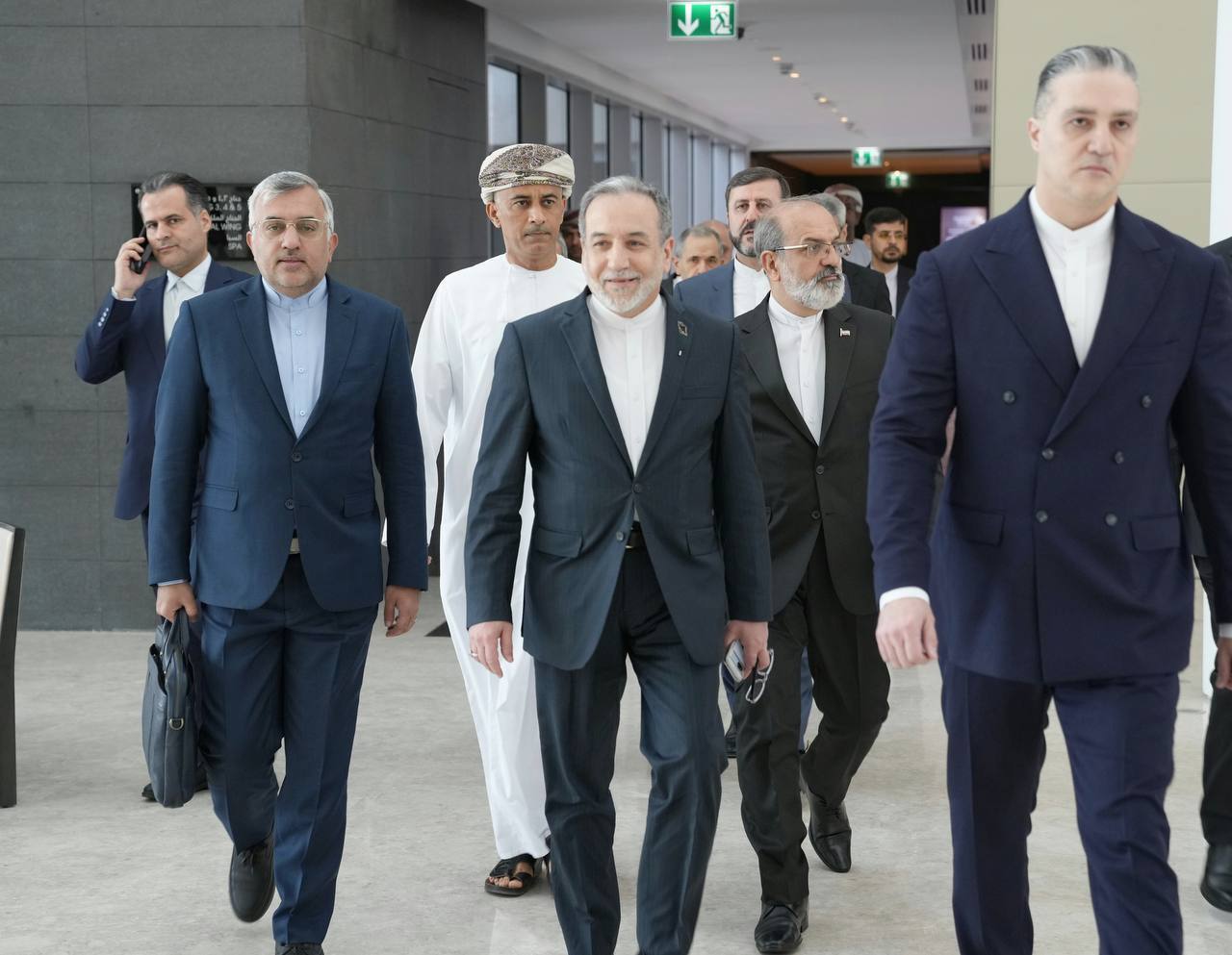 مذاکرات ایران و آمریکا؛ عراقچی به محل گفتوگوها رفت/ پیشبینی نیویورک تایمز از نتیجه مذاکرات/ دیدار وزرای خارجه ایران و عمان مذاکرات ایران و آمریکا؛ عراقچی به محل گفتوگوها رفت/ پیشبینی نیویورک تایمز از نتیجه مذاکرات/ دیدار وزرای خارجه ایران و عمان