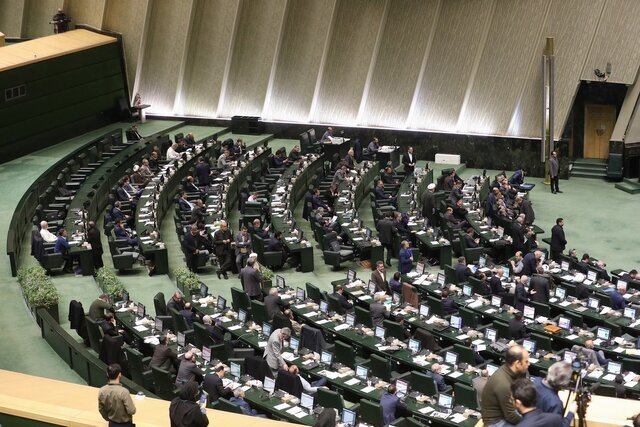 تذکرات نمایندگان انقلابی به موسوی، کروبی، خاتمی و روحانی؛ ترامپ «بوفالوی زردموی یانکی» است!