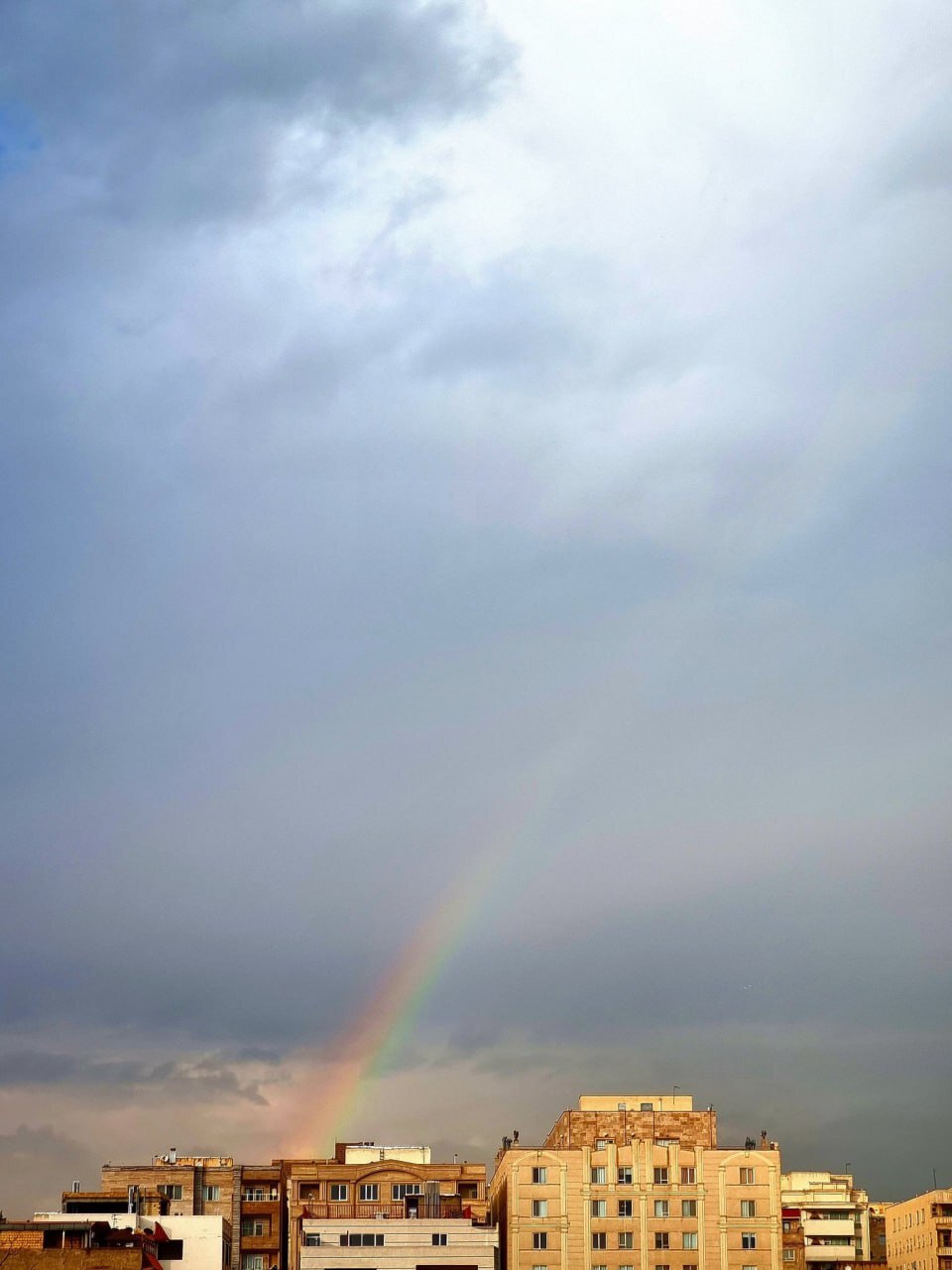 رنگین‌کمان در آسمان تهران