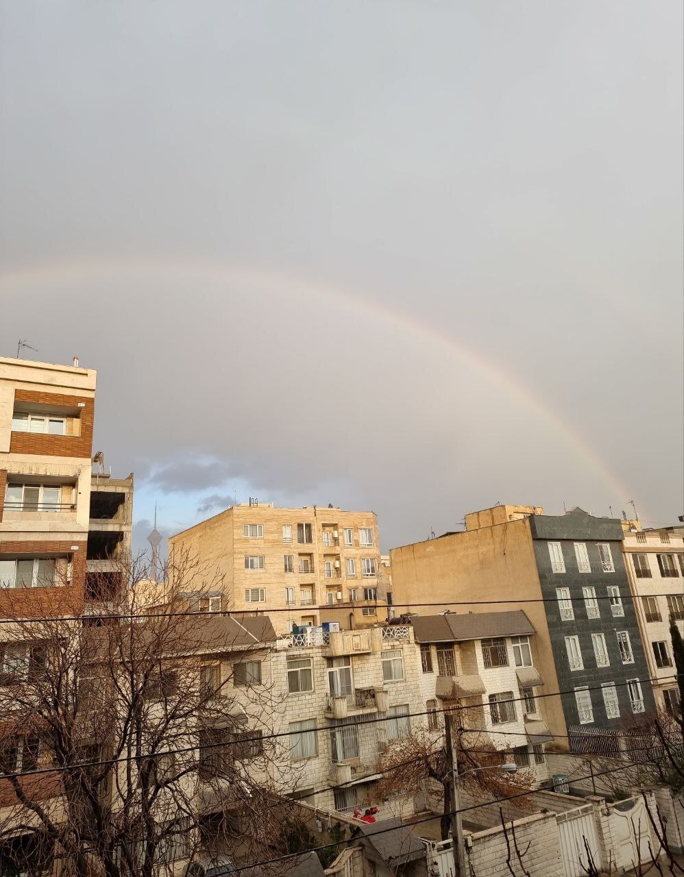 رنگین‌کمان در آسمان تهران