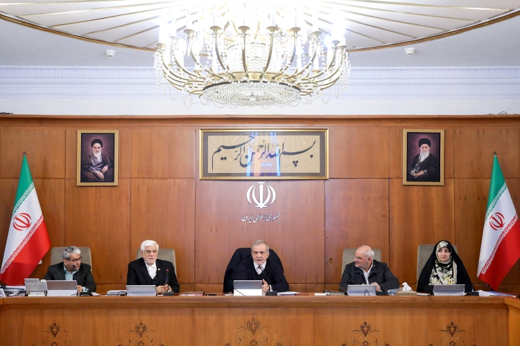 افزایش عیدی کارمندان دولت به ۱۰ میلیون تومان