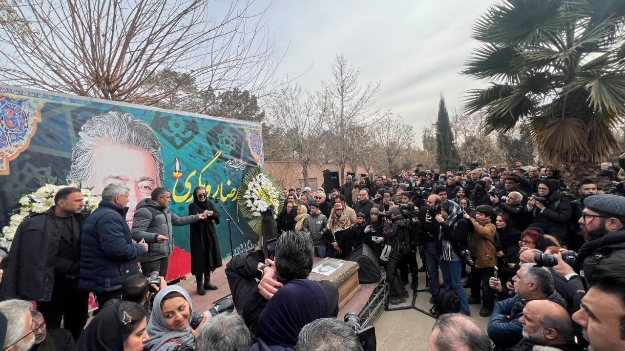 با حضور جمعی از مردم؛ «رضا رویگری» در قطعه هنرمندان آرام گرفت