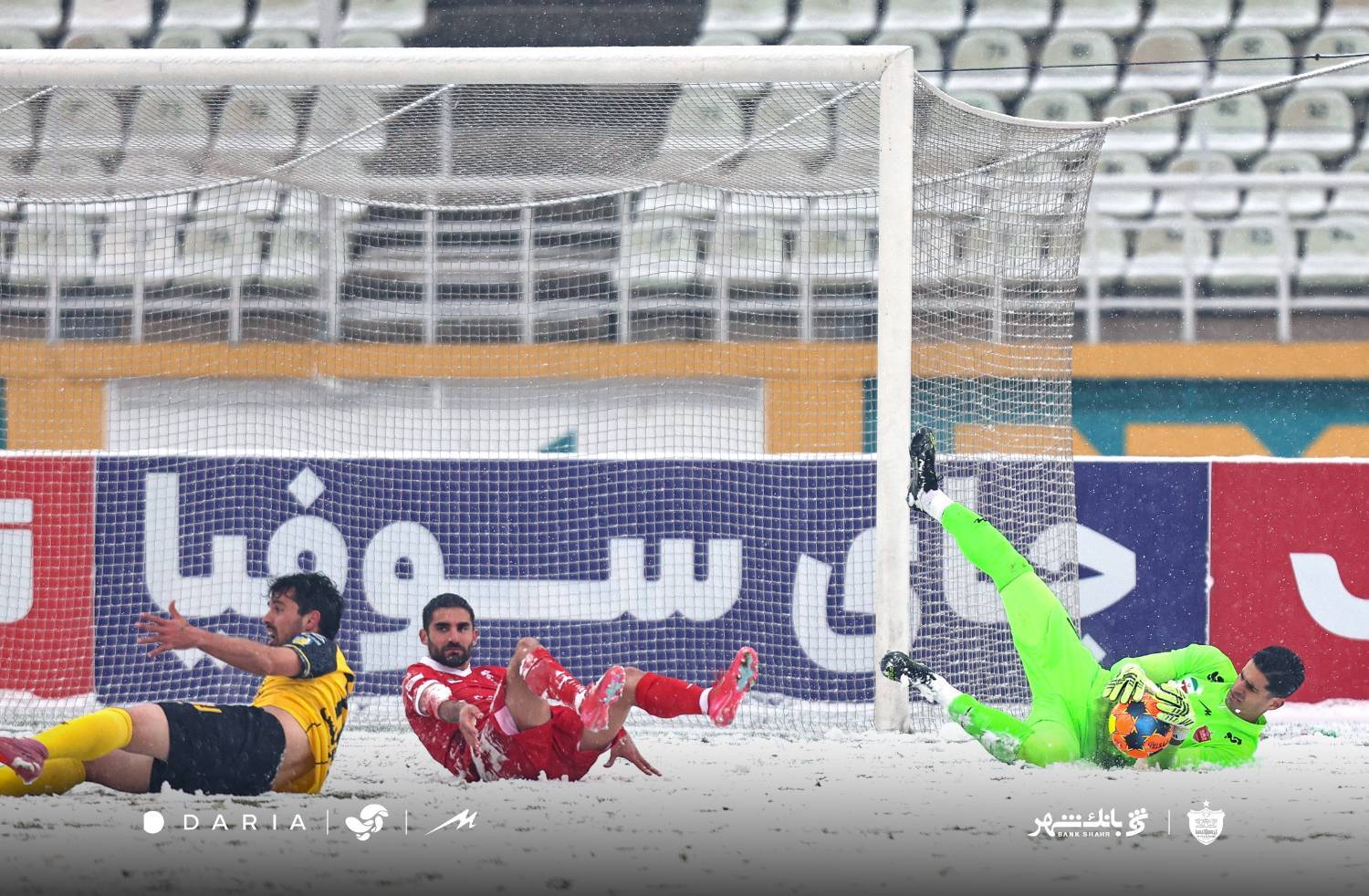 پرسپولیس - سپاهان؛ شبیه هاکی روی یخ! پرسپولیس - سپاهان؛ شبیه هاکی روی یخ!