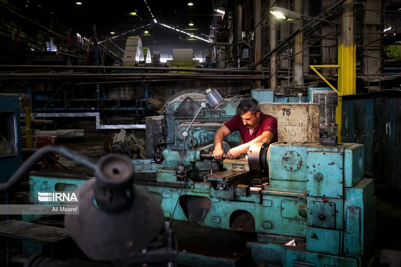 چرا دستمزد کارگران همیشه از تورم عقب است؟/ افزایش حقوق‌ها در سطح مورد انتظار نیست