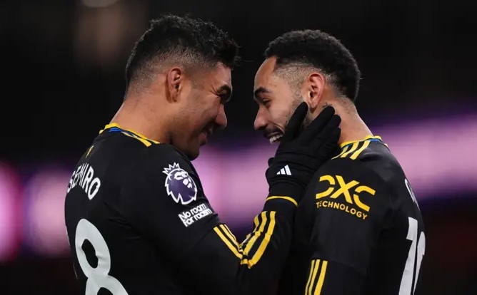 آتش‌بازی یونایتد در لندن و صدرنشینی کاتالان‌ها