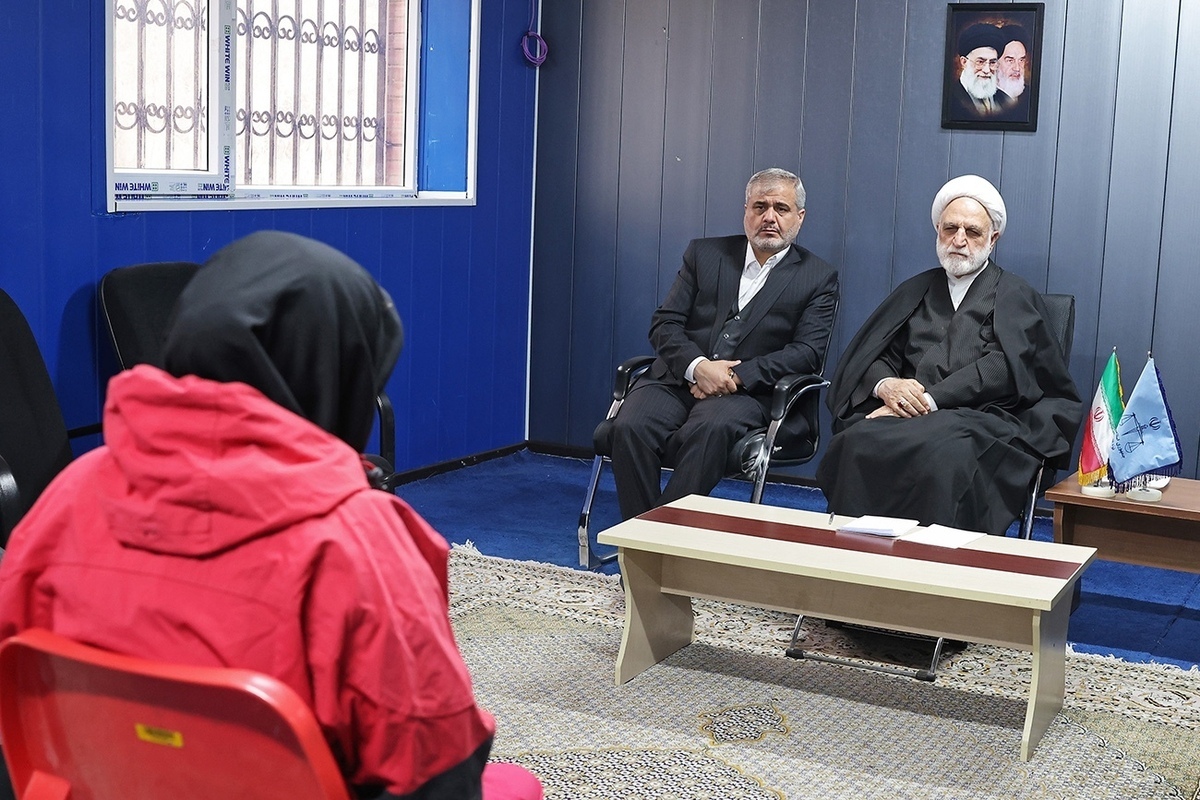 الزام زنان به استفاده از چادر ممنوع است الزام زنان به استفاده از چادر ممنوع است