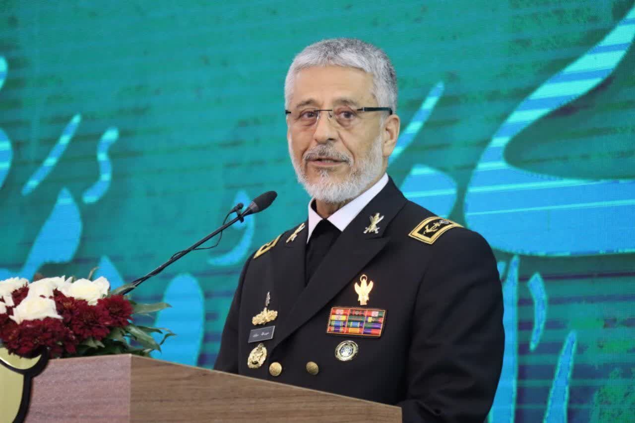 دریادار سیاری: دشمن در صورت وقوع جنگ آسیب زیادی خواهد دید