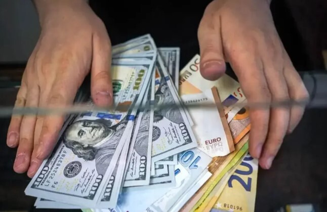 دلار در بازه قیمتی ۸۰ تا ۸۲ گرفتار شده است