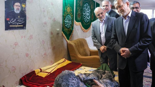 رئیسجمهور در مشهد؛ حضور پزشکیان در منزل مادر مرحوم رئیسی رئیسجمهور در مشهد؛ حضور پزشکیان در منزل مادر مرحوم رئیسی