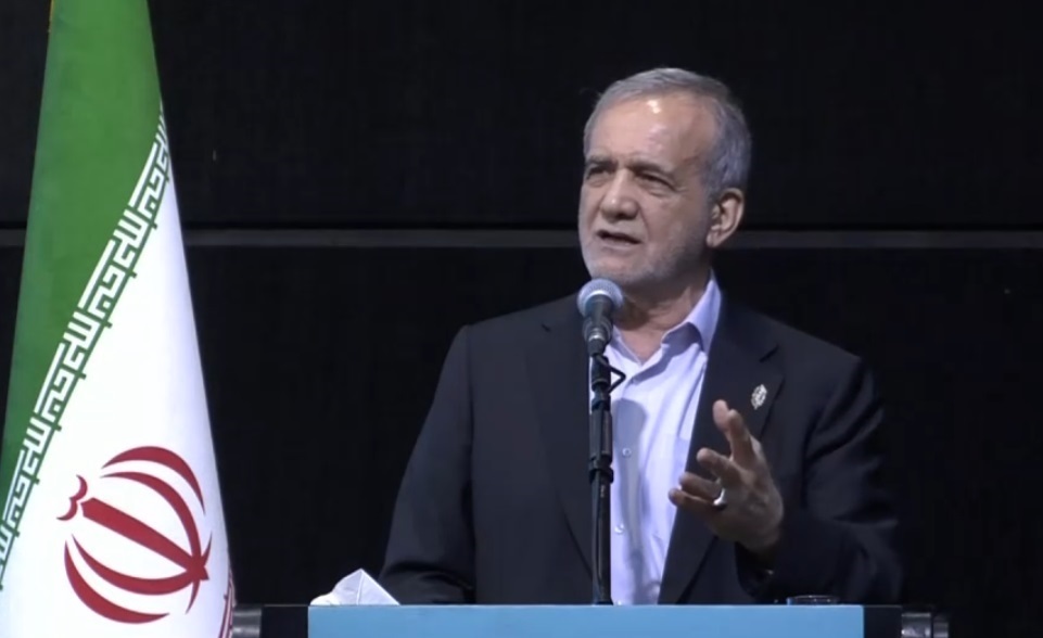 پزشکیان: چرا نخبه‌ها را طوری تربیت می‌کنیم که می‌خواهند به خارج بروند؟