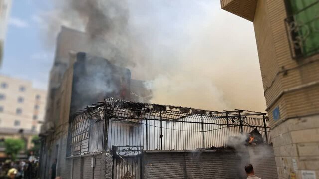 آتش‌سوزی در انبار لوازم یدکی موتورسیکلت خیابان مولوی