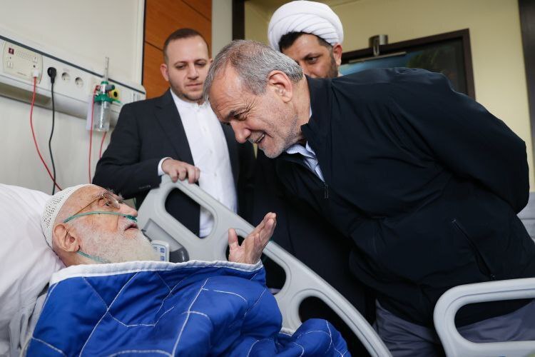 عیادت پزشکیان از آیت‌الله نوری همدانی