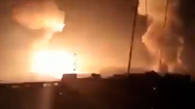 حمله شبانه هند به پاکستان/ تعداد کشتهها به ۲۶ نفر رسید/ آتشزدن پرچم هند +عکس حمله شبانه هند به پاکستان/ تعداد کشتهها به ۲۶ نفر رسید/ آتشزدن پرچم هند +عکس