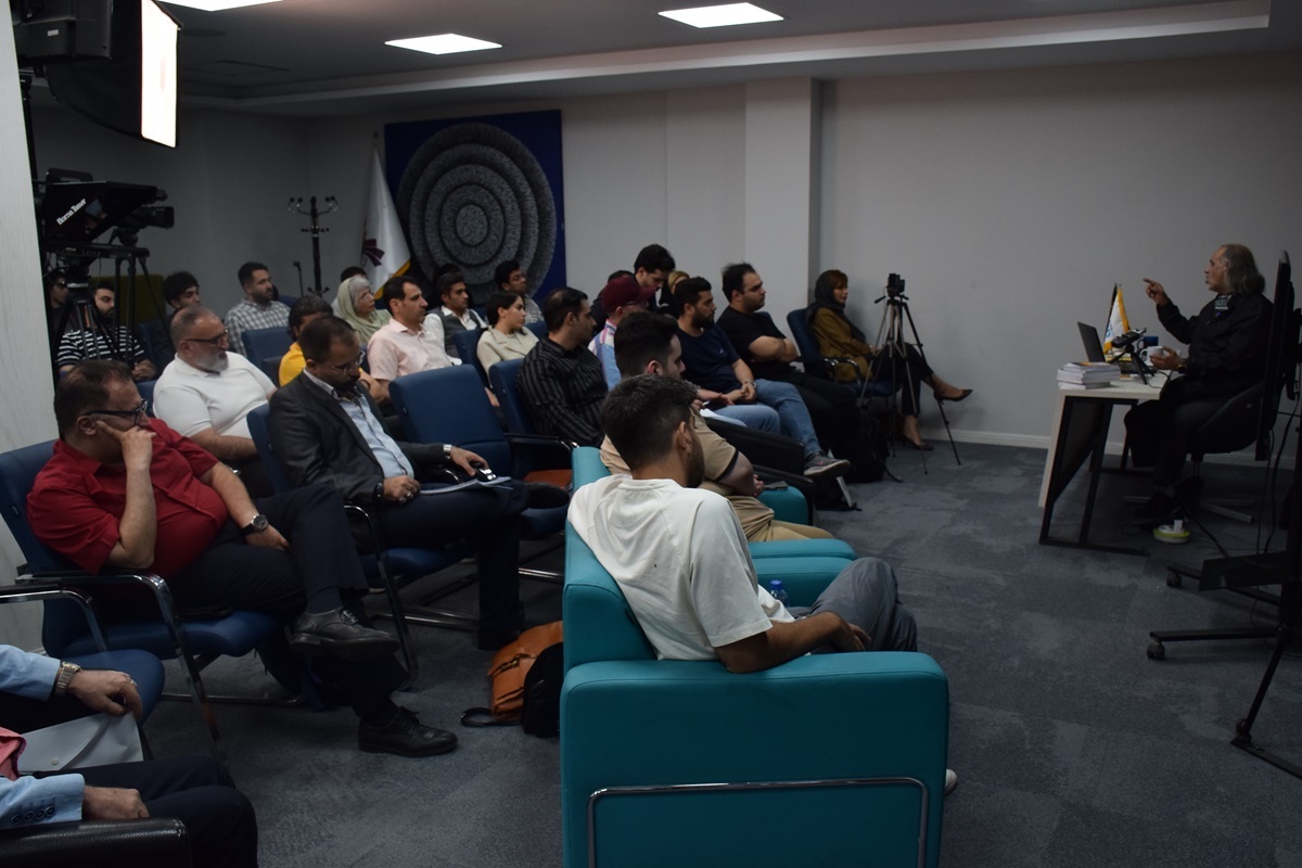 مطهرنیا: بزرگترین محصول دموکراسی، پذیرش مسئولیت است/ اتحاد به معنای همه با هم است، نه همه با من!/ در یک جامعه دموکراتیک، رهبران در برابر مردمان و بالعکس، مسئول هستند و هر دو در برابر آیندگان