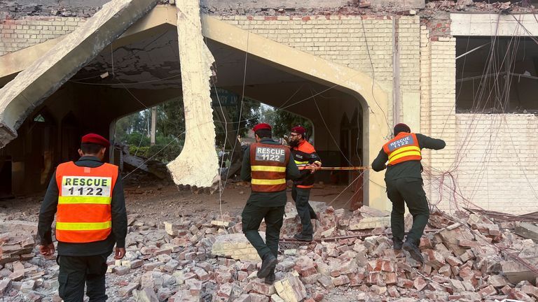 تنش میان دهلینو و اسلامآباد؛ چند انفجار در لاهور پاکستان/ یک پهپاد هندی سرنگون شد تنش میان دهلینو و اسلامآباد؛ چند انفجار در لاهور پاکستان/ یک پهپاد هندی سرنگون شد