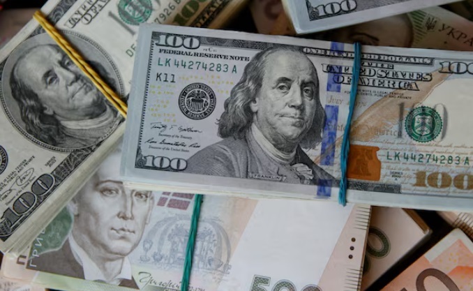 دلار ۱۰۰۰ تومان گران شد/ بازار ارز گیج و سردرگم است +جدول دلار ۱۰۰۰ تومان گران شد/ بازار ارز گیج و سردرگم است +جدول