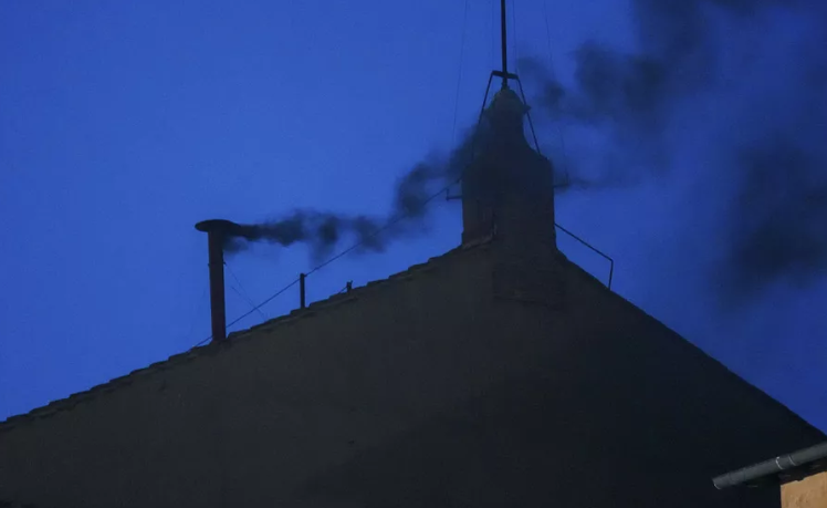 دود سیاه برخاست؛ اولین رایگیری برای انتخاب «پاپ جدید» نتیجه نداشت دود سیاه برخاست؛ اولین رایگیری برای انتخاب «پاپ جدید» نتیجه نداشت