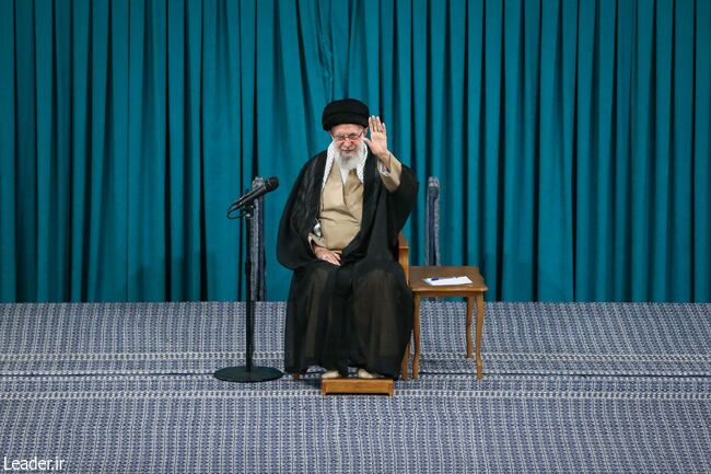 رهبر انقلاب: کارگر یکی از ستون‌های دوام جامعه و سرمایه اصلی برای تحقق شعار سال است