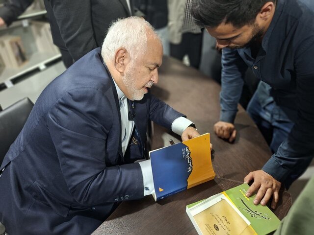 حضور ظریف در نمایشگاه کتاب +عکس