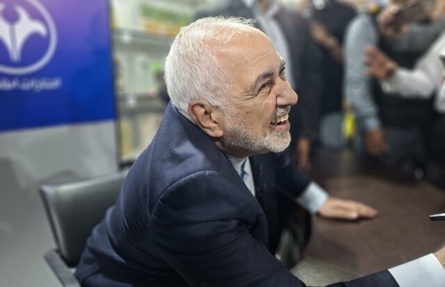 حضور ظریف در نمایشگاه کتاب +عکس