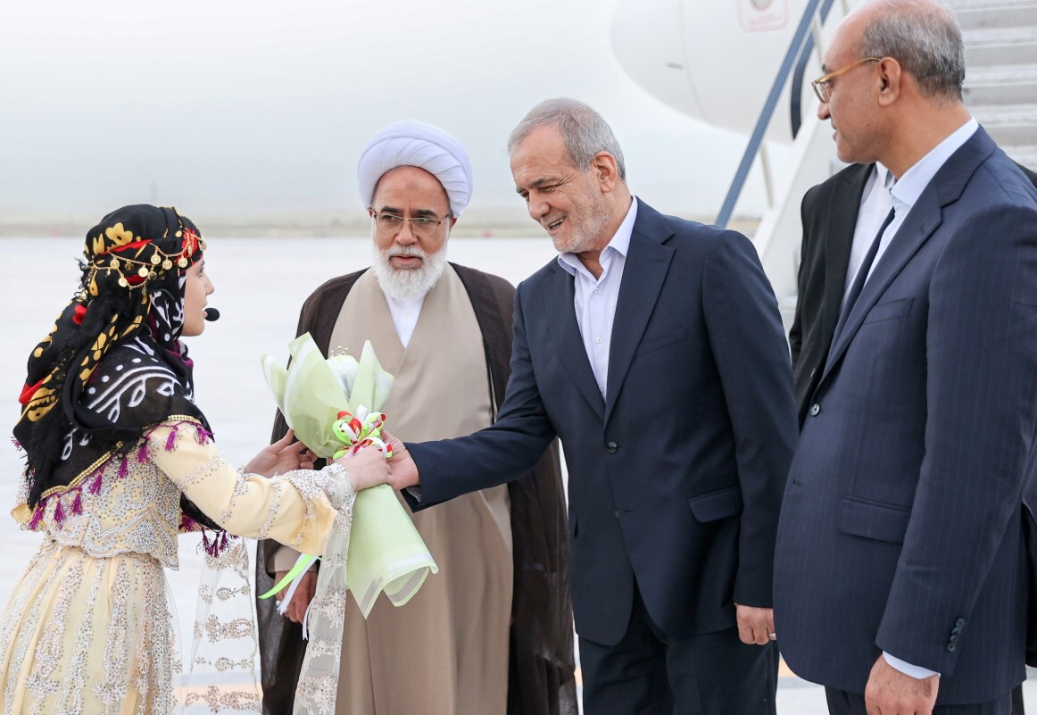 پزشکیان وارد کرمانشاه شد پزشکیان وارد کرمانشاه شد