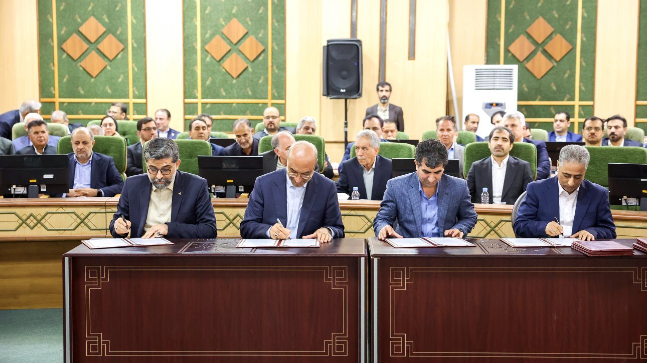 امضای سه تفاهمنامه در حوزه صنعت و سرمایهگذاری و شمارهگذاری اولین خودروی وارداتی امضای سه تفاهمنامه در حوزه صنعت و سرمایهگذاری و شمارهگذاری اولین خودروی وارداتی