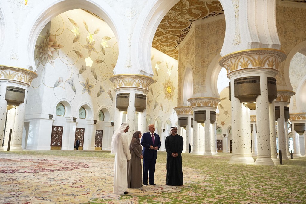 سفر به امارات؛ ترامپ به مسجد شیخ زاید رفت +عکس و ویدیو