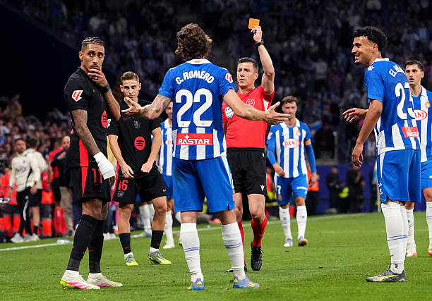 قهرمانی بارسا در خانه دشمن/ بهم زدن جشن با دعوا و آب‌پاش! +عکس