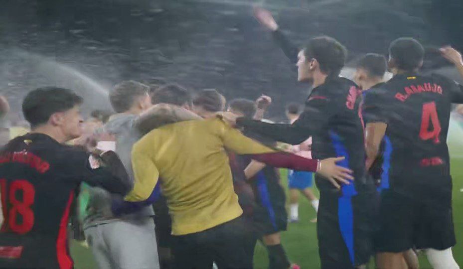 قهرمانی بارسا در خانه دشمن/ بهم زدن جشن با دعوا و آبپاش! +عکس قهرمانی بارسا در خانه دشمن/ بهم زدن جشن با دعوا و آبپاش! +عکس