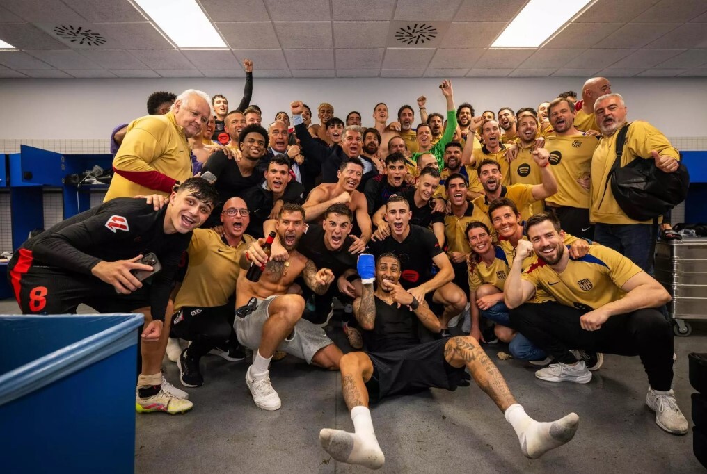 قهرمانی بارسا در خانه دشمن/ بهم زدن جشن با دعوا و آبپاش! +عکس قهرمانی بارسا در خانه دشمن/ بهم زدن جشن با دعوا و آبپاش! +عکس