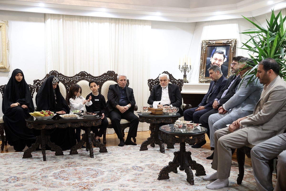 دیدار معاون اول با خانواده‌های مرحوم رئیسی و رحمتی