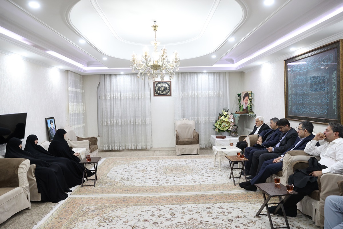 دیدار معاون اول با خانواده‌های مرحوم رئیسی و رحمتی