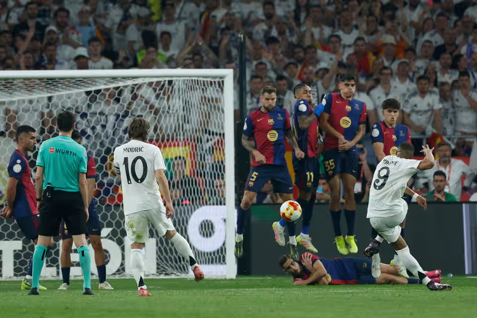 هت‌تریک فلیک برابر کارلتو؛ تاج‌گذاری بارسا با شکست کهکشانی‌ها