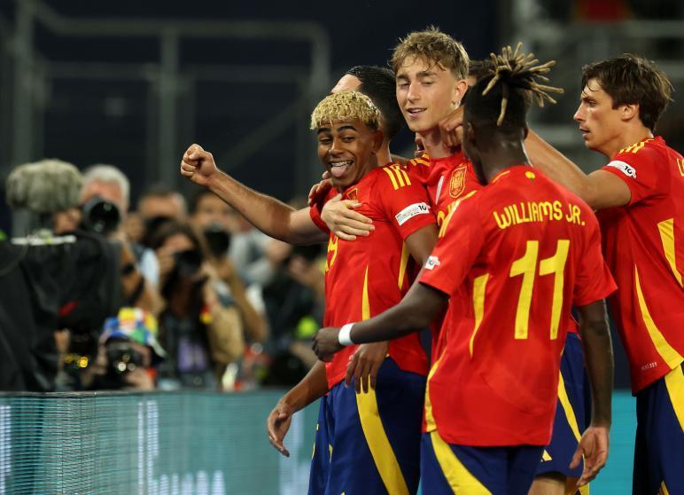 آتش‌بازی اسپانیا در بازی ۹ گله!/ یامال به رونالدو رسید