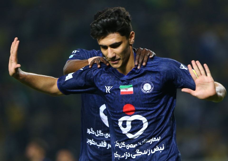 رونمایی از اولین خرید استقلال؛ رزاقینیا آبیپوش شد +عکس رونمایی از اولین خرید استقلال؛ رزاقینیا آبیپوش شد +عکس