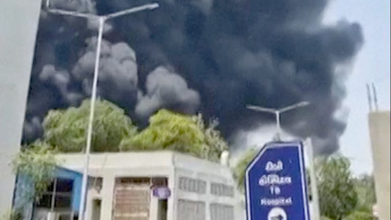 سقوط یک هواپیما با ۲۴۲ مسافر در هند +ویدیو