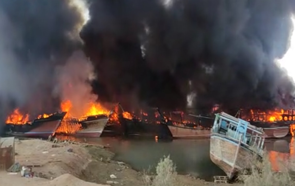 آتش سوزی در بندر جواد الائمه/ ۱۰ شناور طعمه حریق شد +ویدیو آتش سوزی در بندر جواد الائمه/ ۱۰ شناور طعمه حریق شد +ویدیو