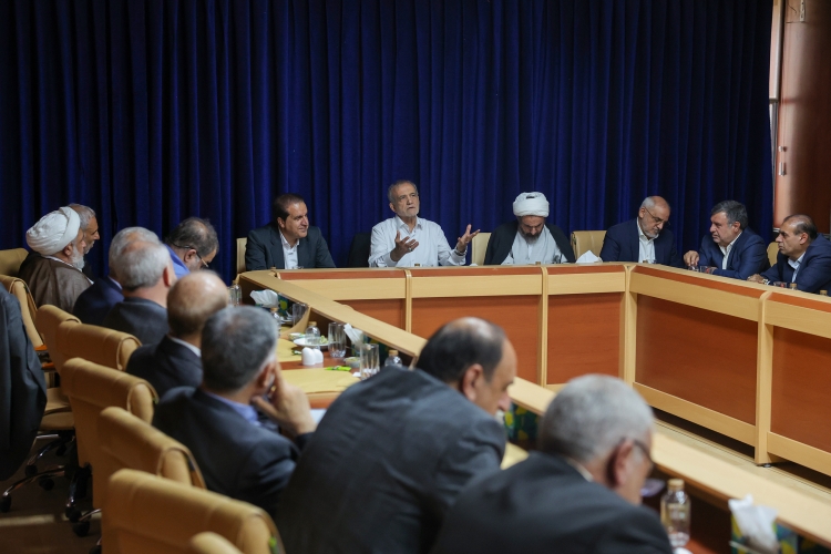 پزشکیان: چرا اینقدر راحت به هم تهمت میزنیم و دروغ میگوییم؟ پزشکیان: چرا اینقدر راحت به هم تهمت میزنیم و دروغ میگوییم؟