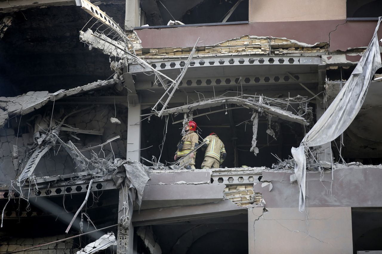 فوری: حمله دوباره اسرائیل به تبریز/ حمله پهپادی ایران به اسرائیل/ شهادت سردار سلامی، باقری و ۶ دانشمند هستهای/ تجمع مردم اصفهان فوری: حمله دوباره اسرائیل به تبریز/ حمله پهپادی ایران به اسرائیل/ شهادت سردار سلامی، باقری و ۶ دانشمند هستهای/ تجمع مردم اصفهان