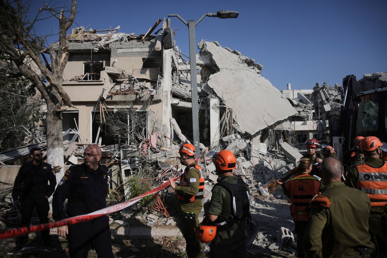 درگیری نظامی ایران و اسرائیل/ ۳ کشته و ۹۰ زخمی در اسرائیل/ وزیر اسرائیلی تهدید کرد/ اصابت پهپادهای آرش به عمق اسرائیل درگیری نظامی ایران و اسرائیل/ ۳ کشته و ۹۰ زخمی در اسرائیل/ وزیر اسرائیلی تهدید کرد/ اصابت پهپادهای آرش به عمق اسرائیل