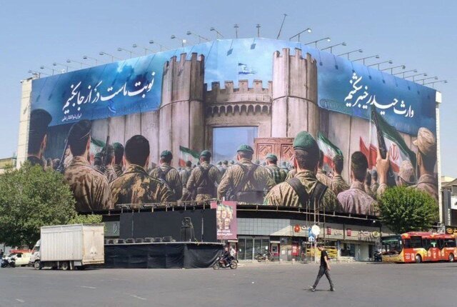 دیوارنگاره‌های تهران فضای «جنگی» گرفت